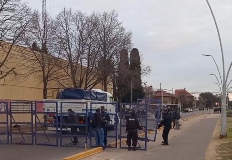 Vallan todo el permetro de la Comisara Primera